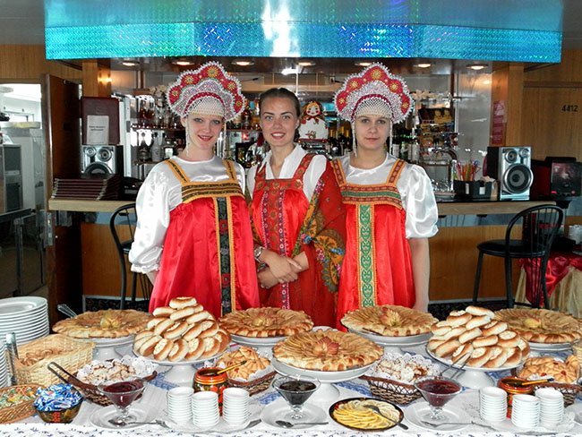 Vodohod MS Nikolay Chernyshevsky Interior Entertainment Russian Tea Ceremony.jpg
